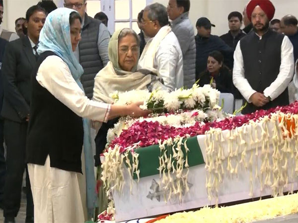 Manmohan Singh's wife, daughter pay last respects. (Photo/ANI)