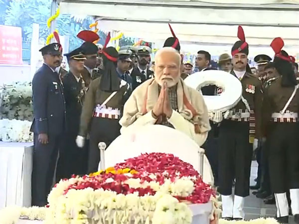 Prime Minister Narendra Modi pays tribute (Photo/ANI)