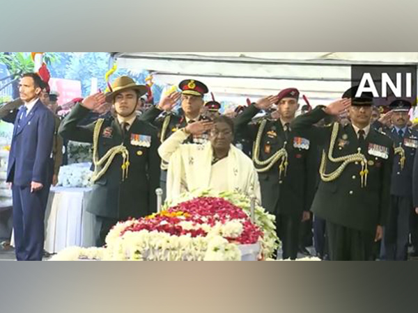 President Droupadi Murmu pays last respects to Manmohan Singh at Nigam Bodh Ghat in Delhi (Photo/ANI)