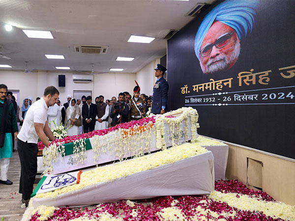 Lok Sabha LoP Rahul Gandhi pays respects to former PM Manmohan Singh (Photo/@RahulGandhi)