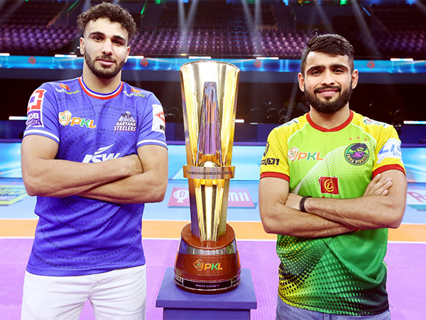 Captains of Haryana Steelers and Patna Pirates with Pro Kabaddi League 2024 (Image: PKL)