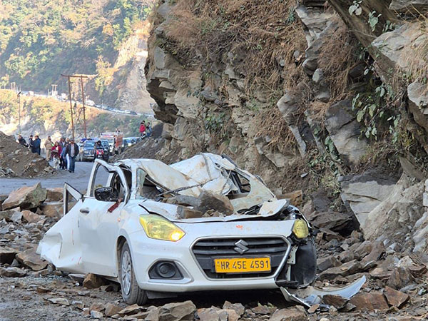  Boulders fell from a mountain onto a taxi (Photo/ANI)