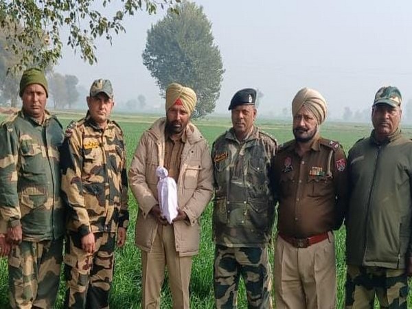 Heroin recovered on Tarn Taran border (Photo/ANI)