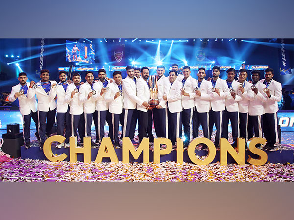 Haryana Steelers team with Pro Kabadi League 2024 trophy (Photo: PKL)