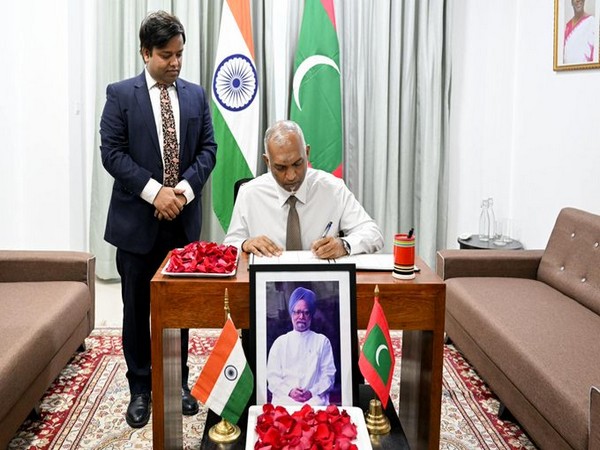 Maldives President Mohamed Muizzu signed the Condolence Book (Photo/X@HCIMaldives)