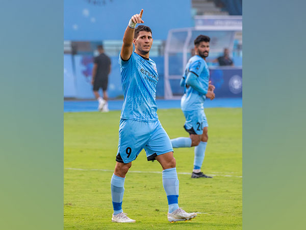 MCFC's Nikos Karelis (Photo: ISL)