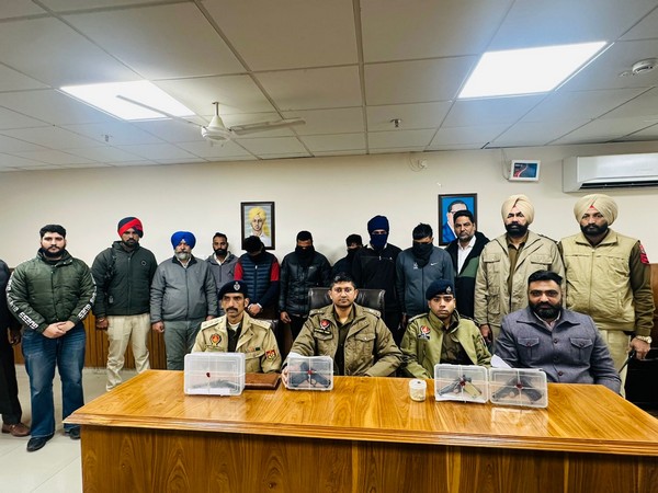 Punjab police personnel with the arrested accused (Photo/Punjab police)