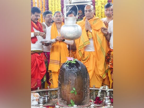 Union Defence Minister Rajnath Singh offer prayers at Mahakaleshwar Temple, Ujjain (Photo/X@rajnathsingh)