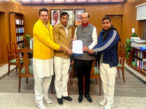 BJP leader Yogendra Chandolia met Lt Governor Vinai Kumar Saxena with other guest teachers. (Photo/@yogenderchando1)