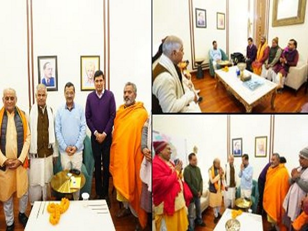 Pujaris from Various parts of Delhi meet AAP Convenor Arvind Kejriwal at his residence (Photo/AAP)