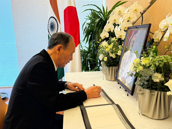 Former Japanese PM Yoshihide Suga signs condolence book in memory of Manmohan Singh (Image Credit: X/@IndianEmbTokyo)