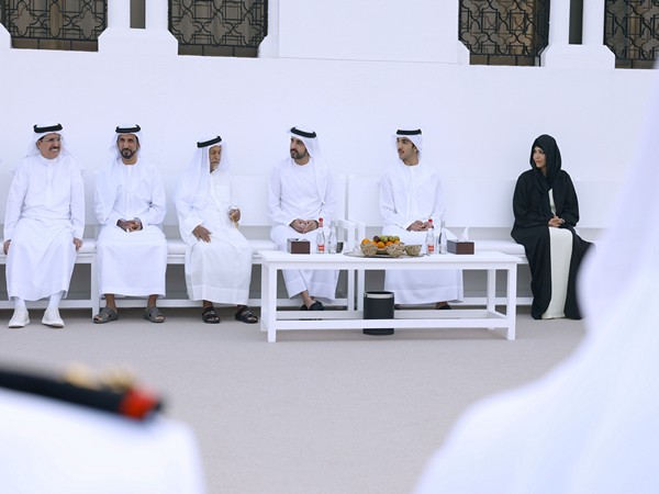 Hamdan bin Mohammed meets with dignitaries, senior officials at Za'abeel Majlis (Image/WAM)