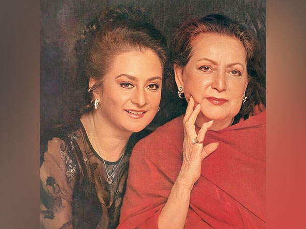 Actress Saira Banu and her mother (Image Source: Instagram/@sairabanu)