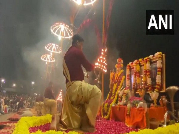  Ganga Aarti attracts thousands of devotees to banks of Dashashwamedh Ghat (ANI)