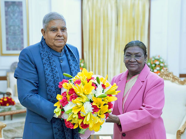 VP Jagdeep Dhankhar greeted President Droupadi Murmu for New Year at Rashtrapati Bhavan.(Photo/@VPIndia)