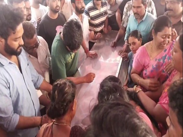 Family of Ravi Teja performing the last rituals (Photo/ ANI)