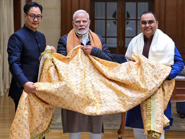 PM Modi hands over 'Chadar' to be offered on 813th Urs (Photo/@KirenRijiju)