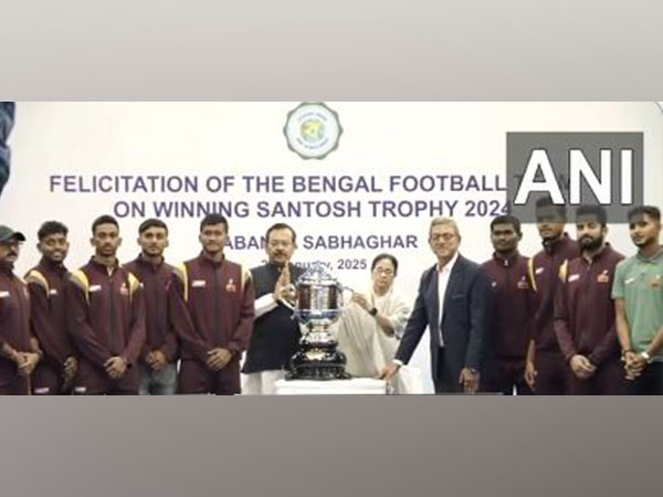 The victorious West Bengal team with Mamata Banerjee (Photo: ANI)