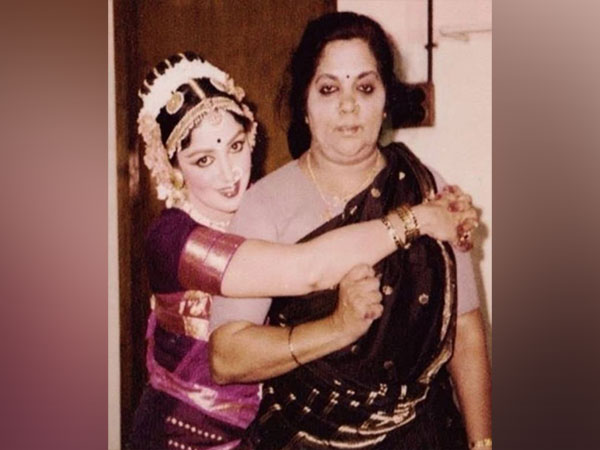 Veteran actor Hema Malini and her mother (Image source: Instagram @dreamgirlhemamalini)