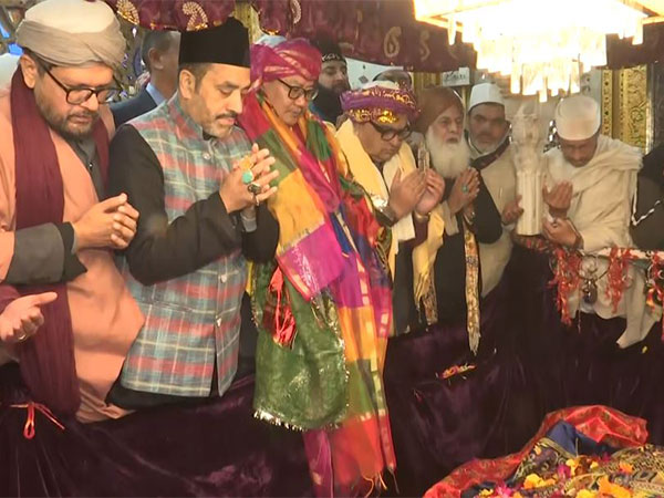 Union Minister for Minority Affairs Kiren Rijiju offers chadar at Nizamuddin Dargha. (Photo/ANI)