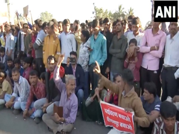 People staging protest in Pithampur (Photo/ANI)