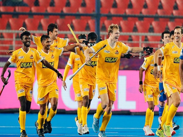 Jip Janssen celebrates goal with teammates (Photo: HIL) 