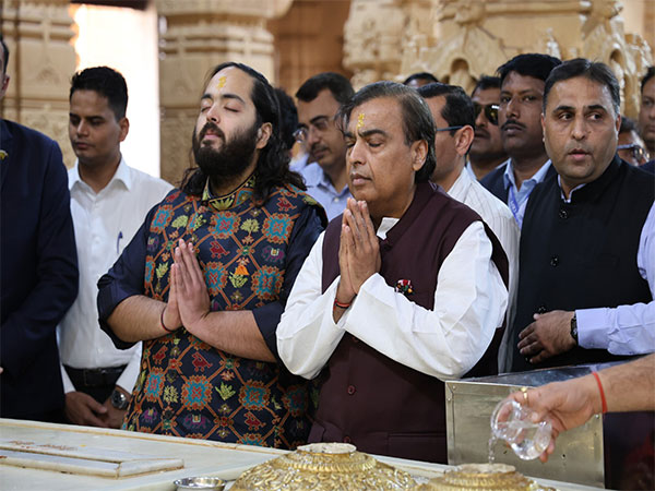 RIL Chairman and Managing Director Mukesh Ambani and his son Anant Ambani (Image source: Somnath Trust)