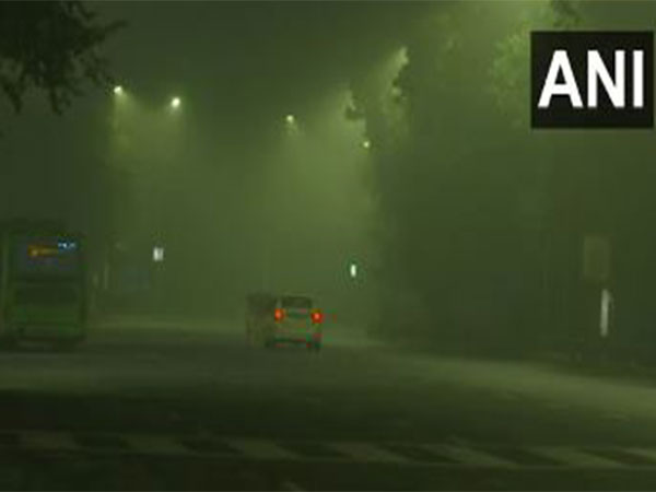 Thick layer of fog blanketed Delhi on Sunday morning (Photo/ANI)