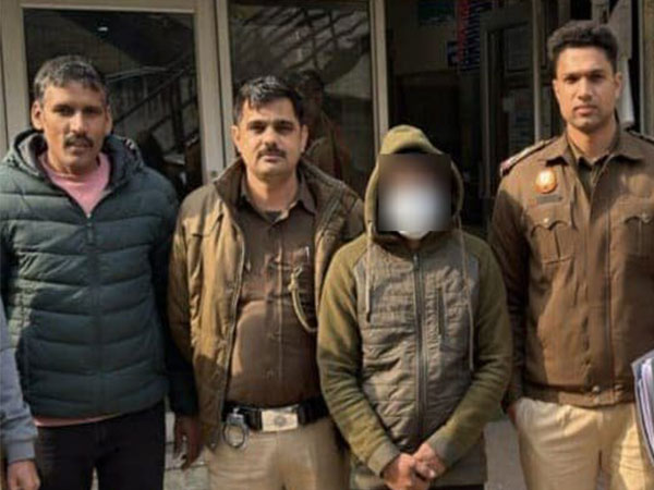 Police with the apprehended Bangladeshi National. (Photo/Delhi Police)