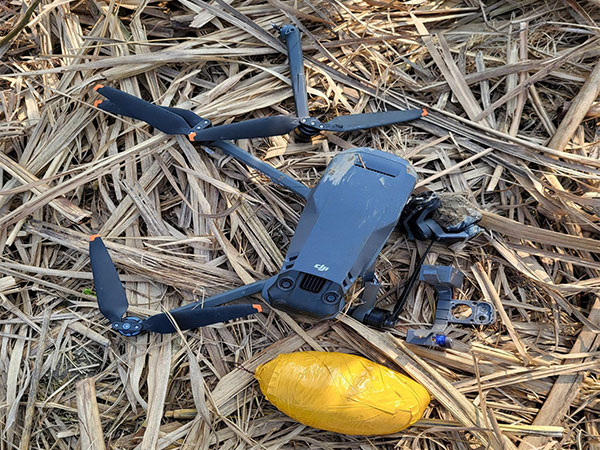 Drone and a pack of suspected heroine. (Photo/BSF)