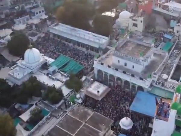 Devotees throng the Dargah of Khwaja Moin-ud-din Chisti (File photo/ANI)