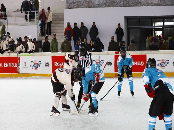 Players of Sham Wolves and Maryul Spawo in action (Photo: Ice Hockey League)