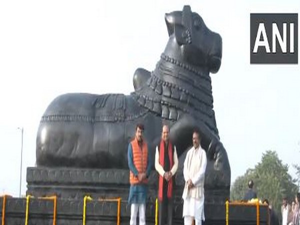 Delhi LG with BJP MPs Harsh Malhotra and Manoj Tiwari (Photo/ANI)