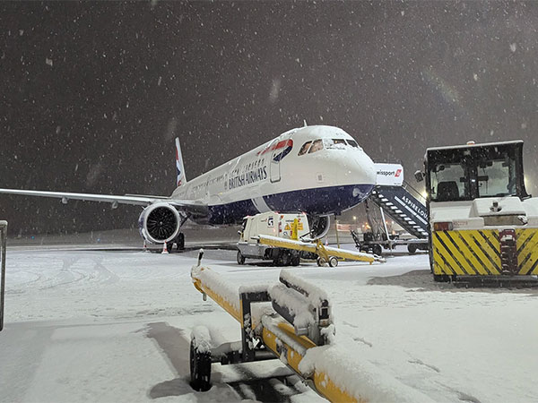 Heavy snow on runway at Newcastle International Airport (Image Credit: X/@NCLairport)