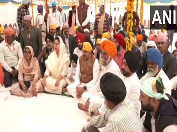 MP Chief Minister Mohan Yadav paying obeisance at Gurudwara (Photo/ANI) 