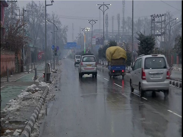 Cold wave continues in Jammu and Kashmir (Photo/ANI)