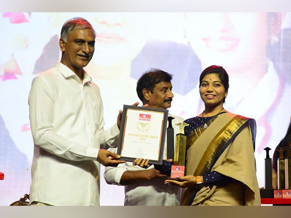 Dr. Shree Rao receiving Healthcare Award 2023 from Fmr. Health Minister