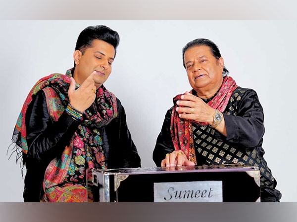 Shishya Sumeet Tappoo with his guru Anup Jalota