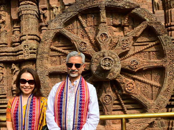 S Jaishankar along with his wife Kyoko Jaishankar at Sun Temple in Konark (Photo/@DrSJaishankar)