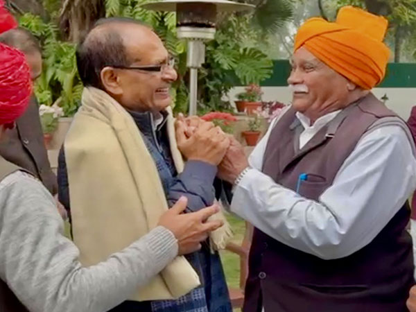 Union Minister Shivraj Singh Chouhan with Delhi farmer (Photo/@ChouhanShivraj))