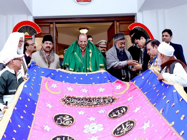 Delhi LG VK Saxena with the 'chadar' (Photo: Delhi LG/X)