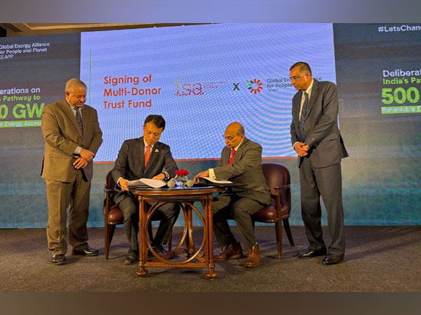 Dr. Ajay Mathur, Director General, ISA and Woochong Um, CEO, GEAPP signed ISA’s Multi-Donor Trust Fund