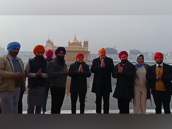 Ambassadors of Argentina and Uruguay, Mariano Caucino and Alberto Guani, paying respects at the Golden Temple in Amritsar. (Photo: ANI)
