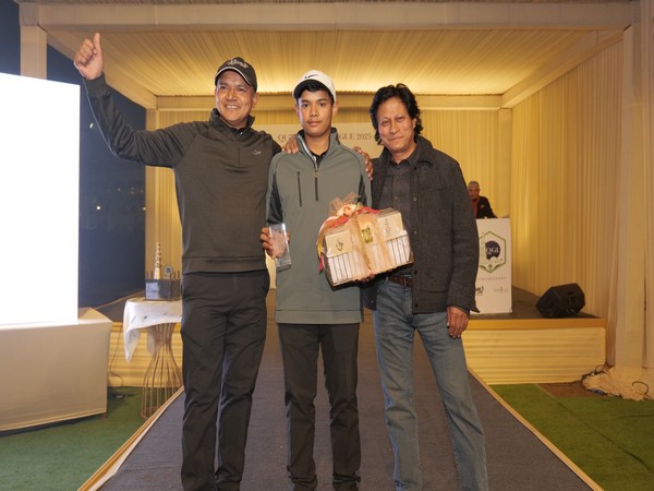 Hole In One on 10th hole and overall winner Pritish Singh Karayat (centre) from Team Casual Gurus (Photo: Qutab Golf League)