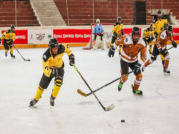 Players of Kang Sings and Changla Blasters (Photo: Ice Hockey League)