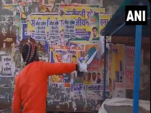 Posters and hoardings are being removed from Delhi.(Photo/ANI)