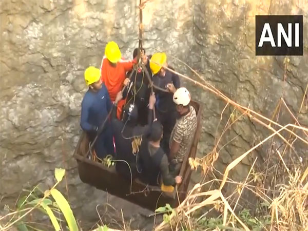 Rescuers retreive a body from the inundated mine (Photo/ANI)