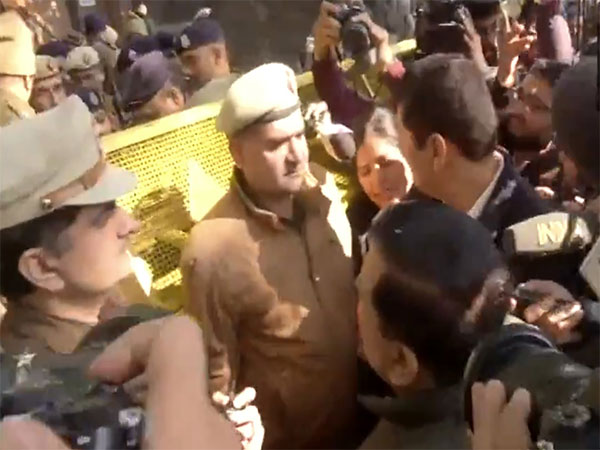 AAP leaders Sanjay Singh and Saurabh Bharadwaj confront Delhi Police (Photo/ANI)