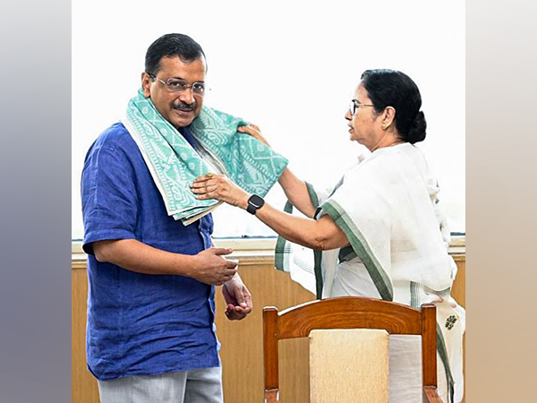 West Bengal Chief Minister Mamata Banerjee and AAP national convenor Arvind Kejriwal (Photo/ANI)