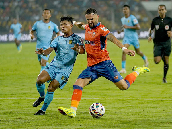 FCG's Armando Sadiku in action against HFC's Ramhlunchhunga at Jawaharlal Nehru Stadium, Goa. (Picture: ISL Media)